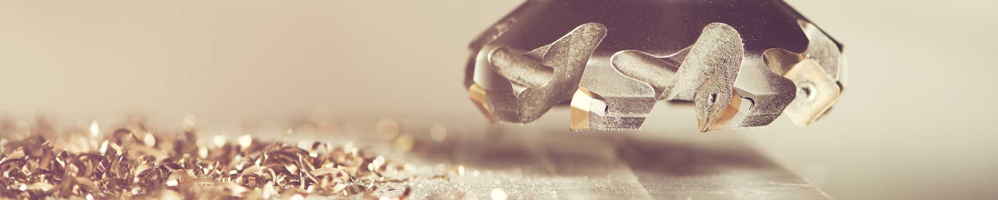 Indexable face mill cutter over fine metal chips